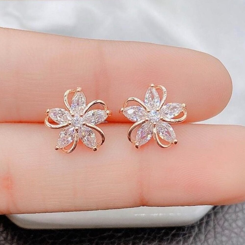 Women Cute Clear Zirconia Flower Stud Earring - Picture 3 of 7